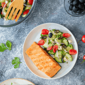 Filete de salmón a la plancha con ensalada griega de pepino, tomate y feta