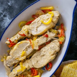 Filete de róbalo horneado con pimentón y cebolla