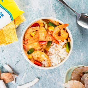 Curry de langostinos con leche de coco, pimientos y arroz blanco
